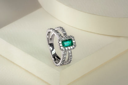 Anillo cluster oro blanco con esmeralda y diamantes naturales - ANB025