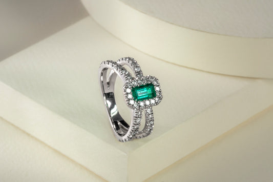 Anillo cluster oro blanco con esmeralda y diamantes naturales - ANB025