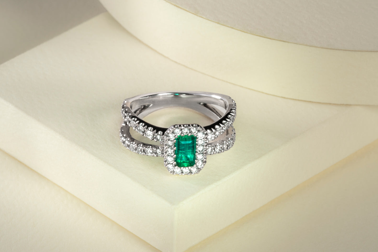 Anillo cluster oro blanco con esmeralda y diamantes naturales - ANB025