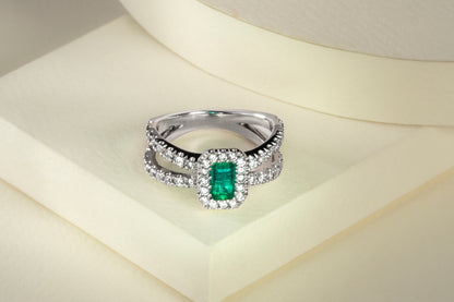 Anillo cluster oro blanco con esmeralda y diamantes naturales - ANB025