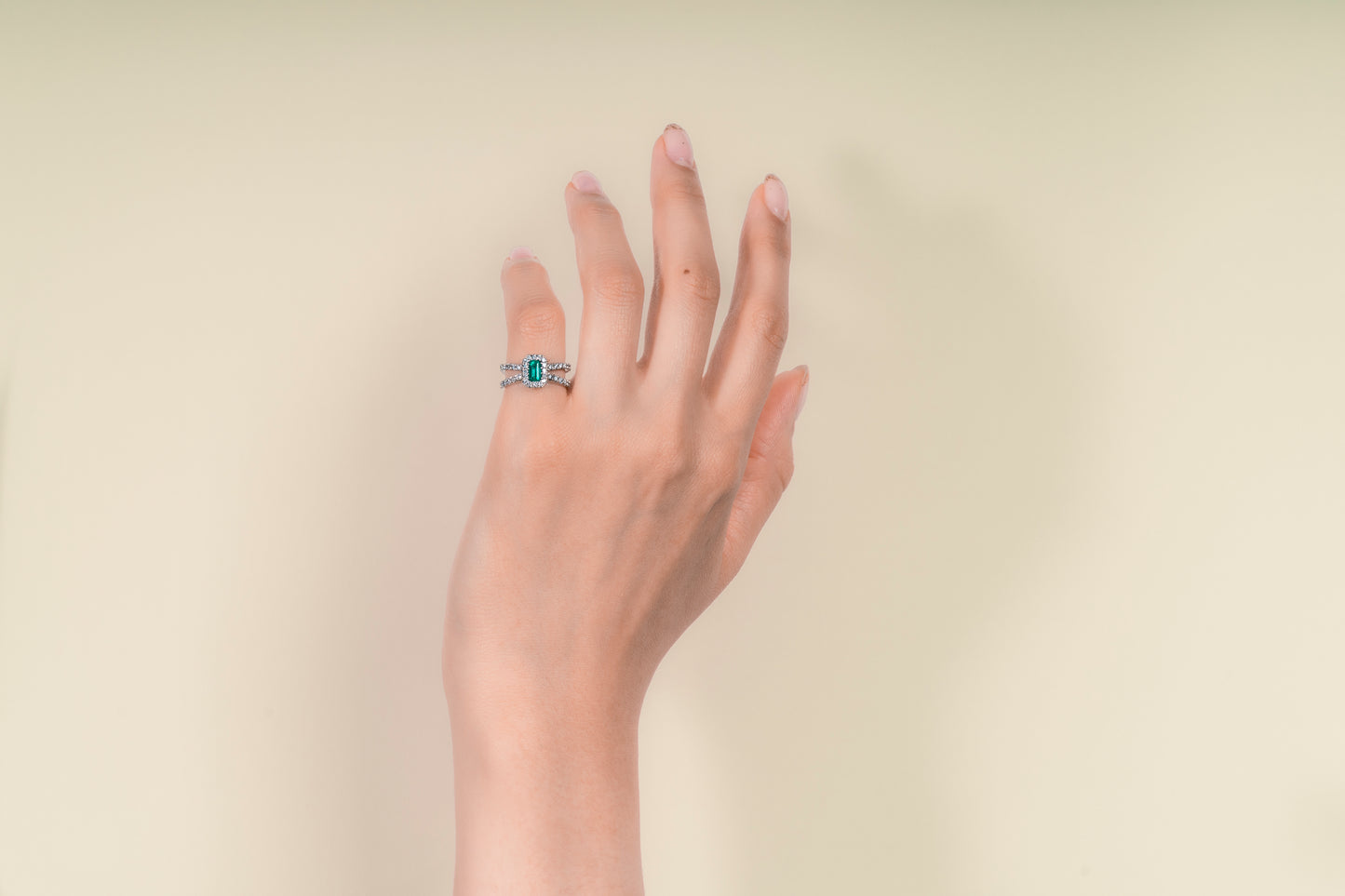 Anillo cluster oro blanco con esmeralda y diamantes naturales - ANB025