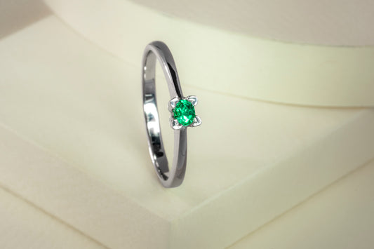 Anillo solitario oro blanco con esmeralda - ANB027