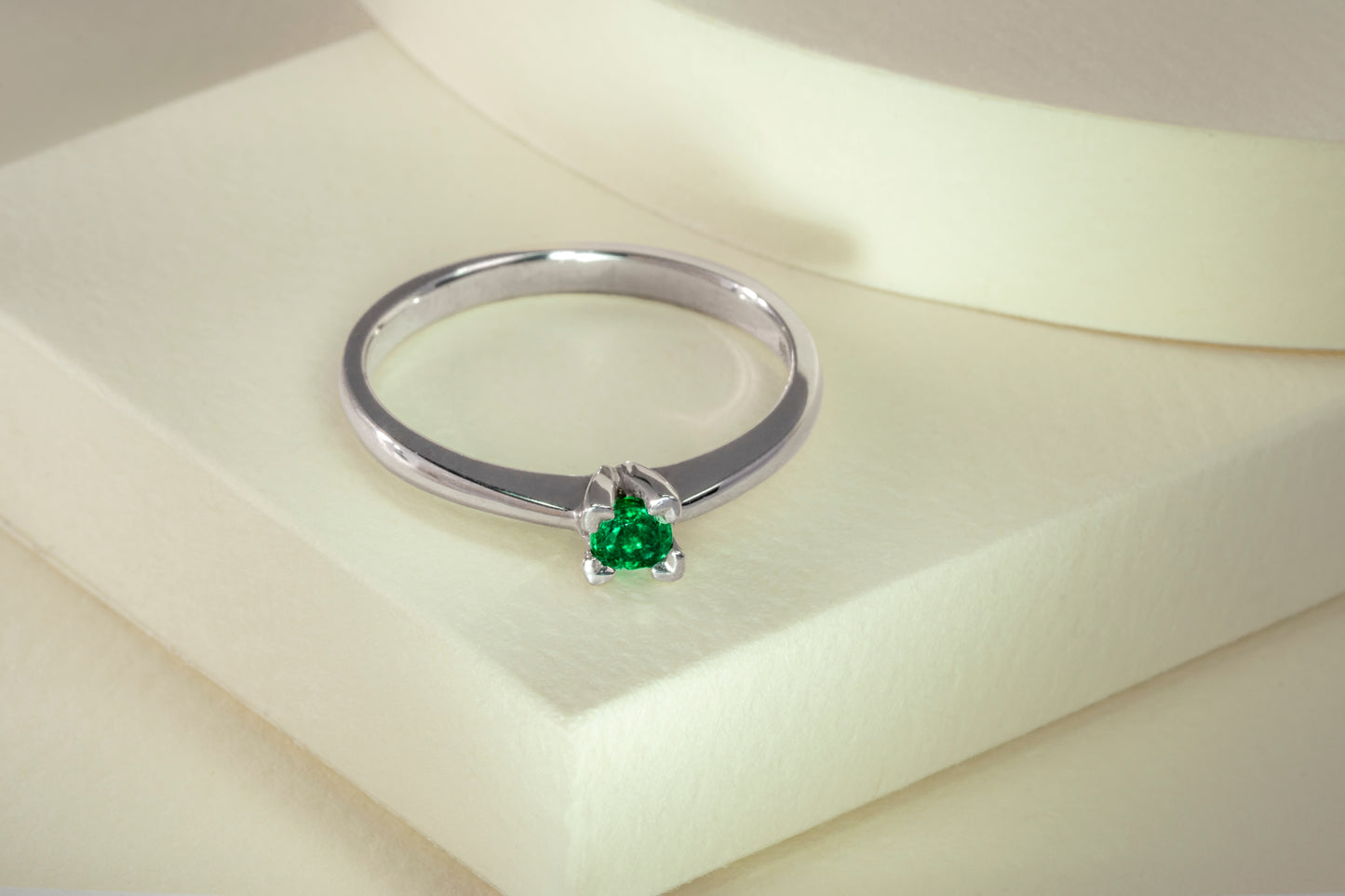 Anillo solitario oro blanco con esmeralda - ANB027