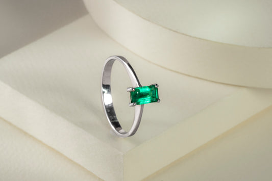 Anillo solitario oro blanco con esmeralda - ANB028