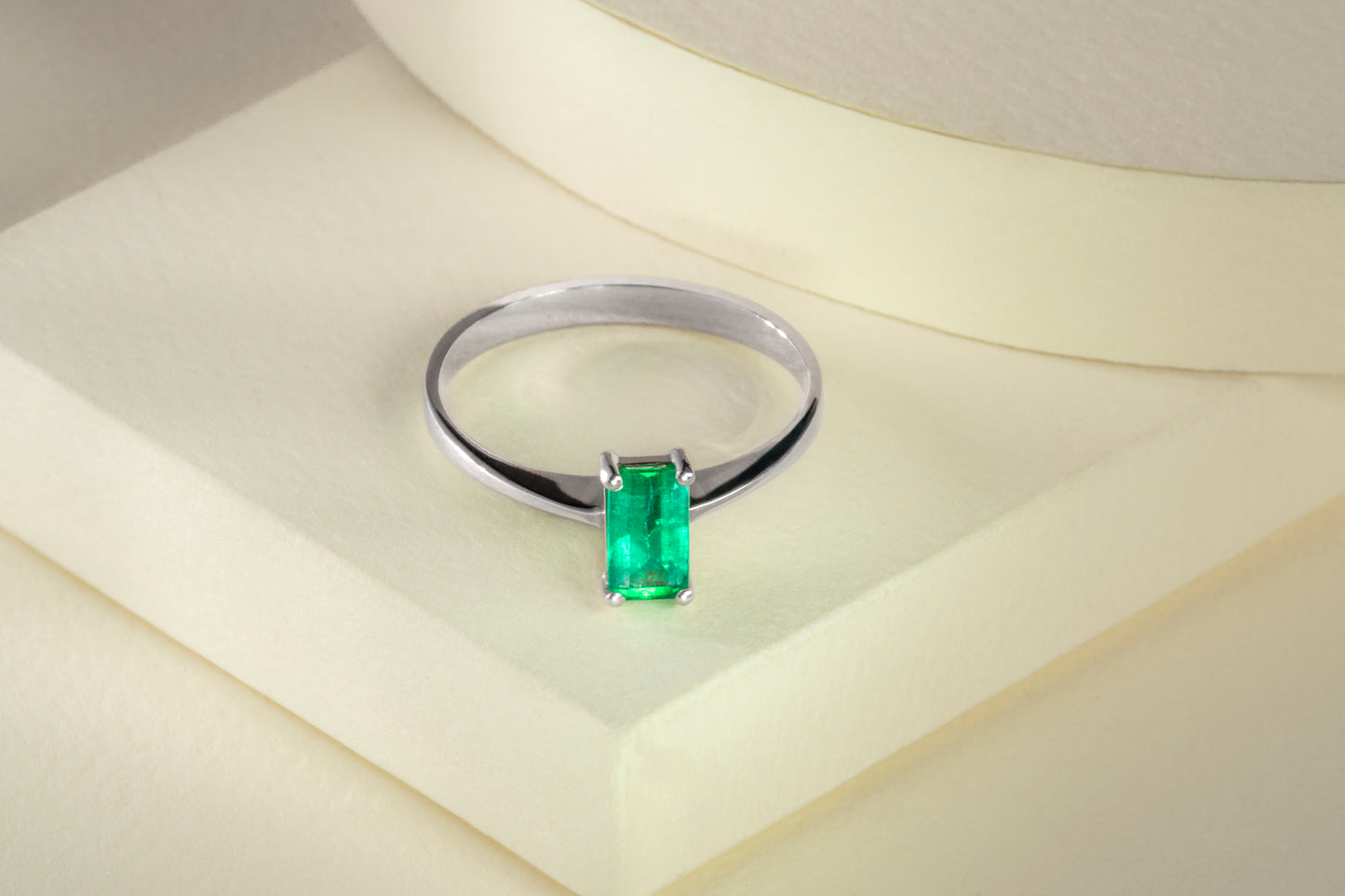 Anillo solitario oro blanco con esmeralda - ANB028