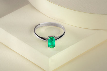 Anillo solitario oro blanco con esmeralda - ANB028