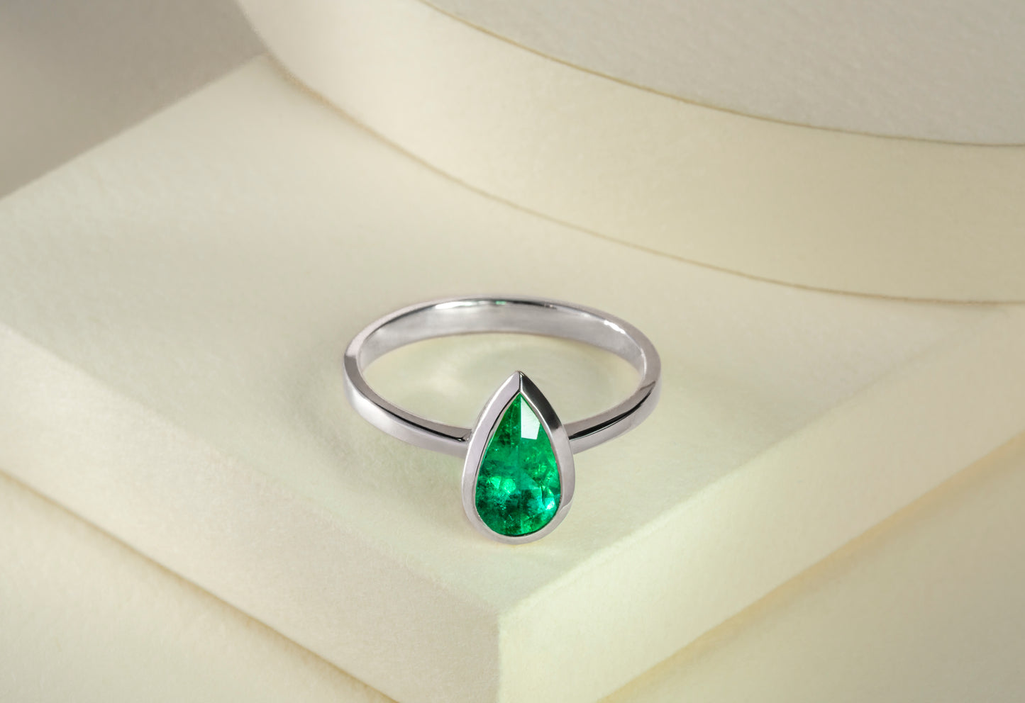 White gold ring with natural emerald - ANB035
