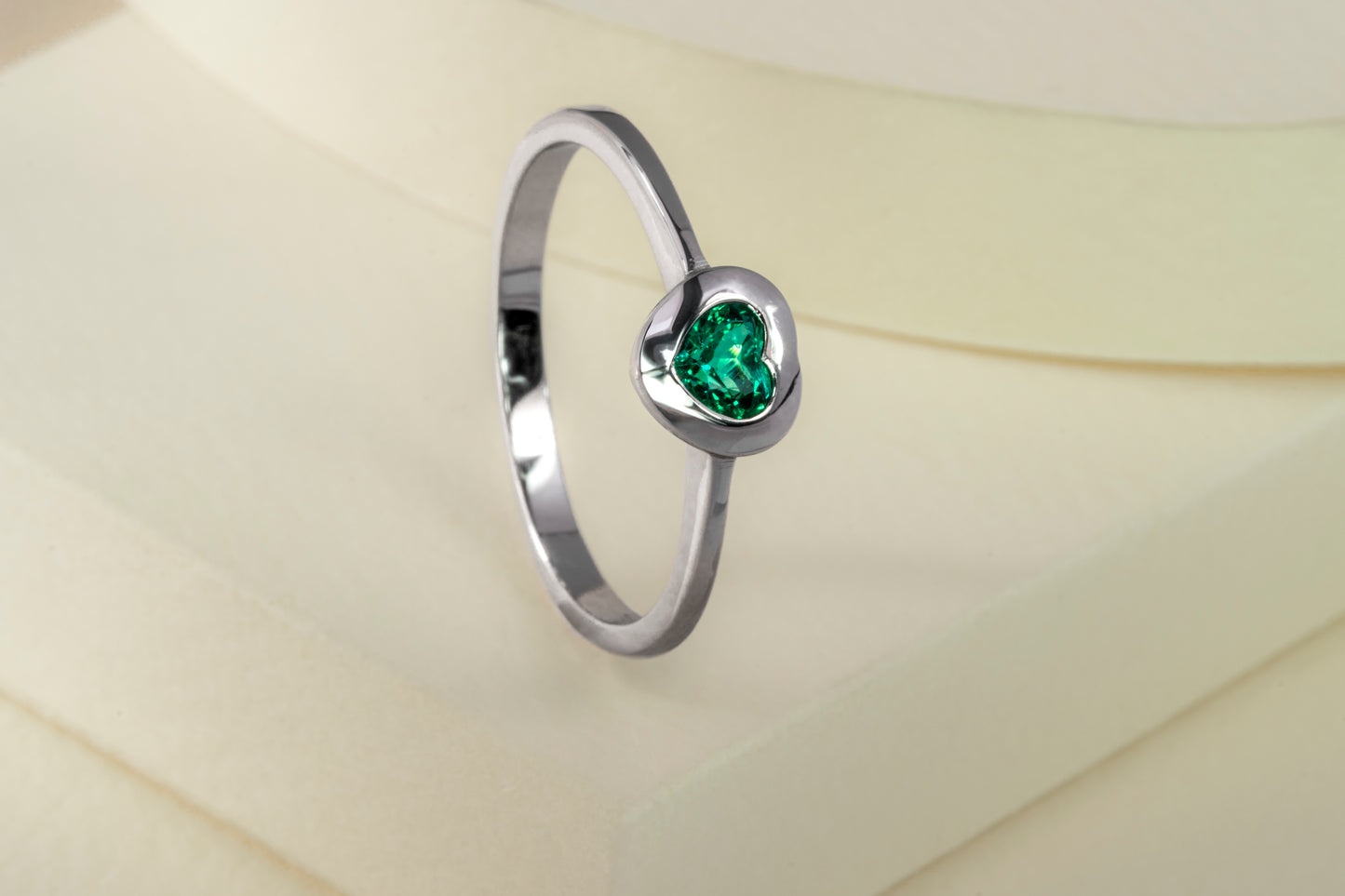 White gold solitaire ring with natural emerald - ANB038