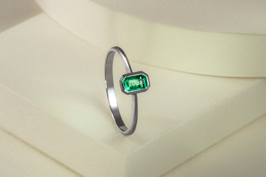 Anillo solitario oro blanco con esmeralda - ANB040