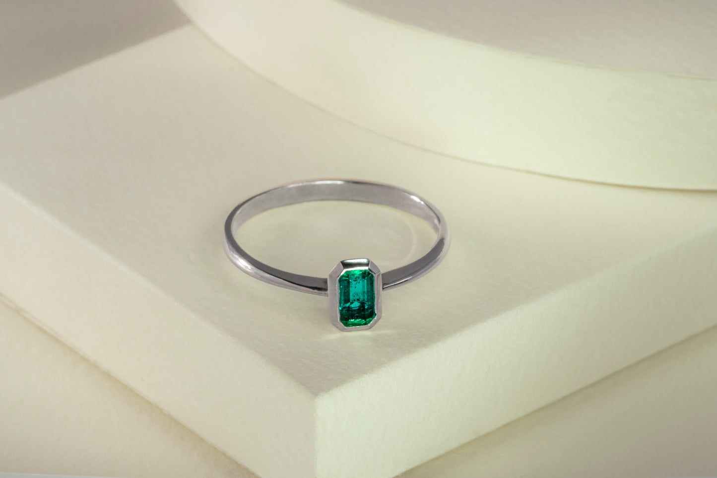 White gold solitaire ring with emerald - ANB040