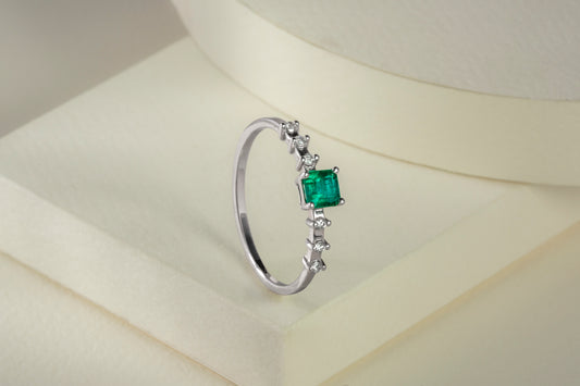 Anillo oro blanco con esmeralda y diamantes naturales - ANB042