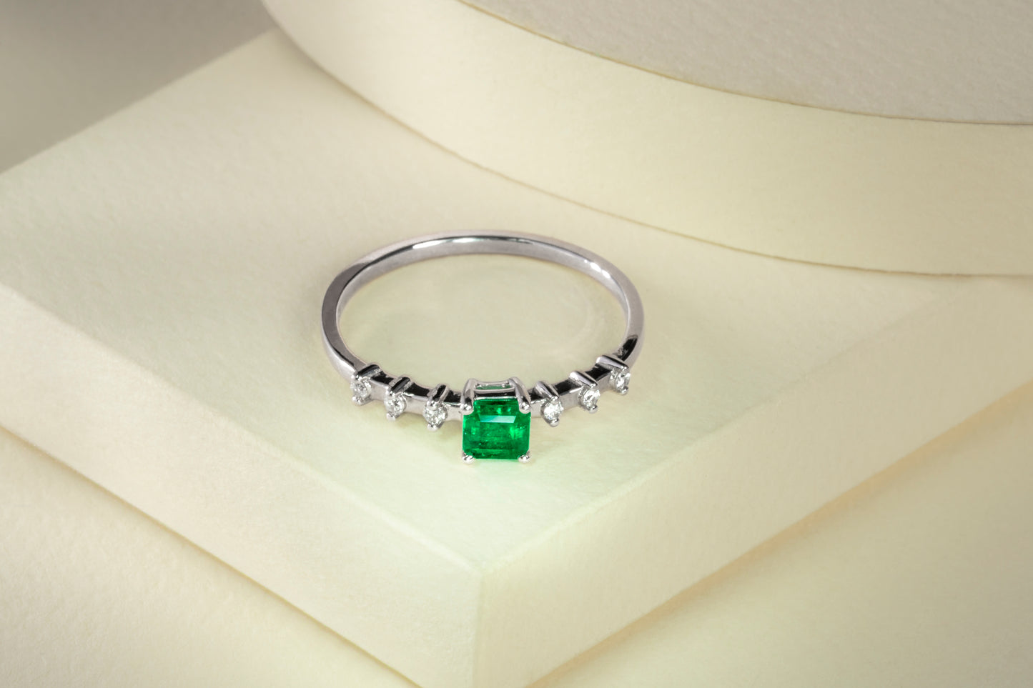 White gold ring with emerald and natural diamonds - ANB042