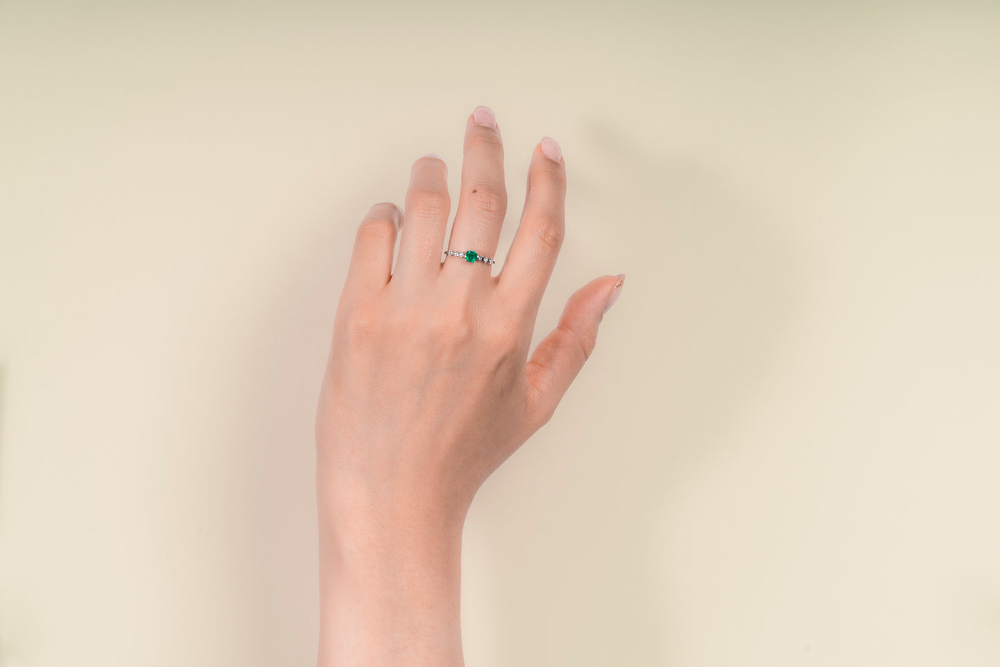White gold ring with emerald and natural diamonds - ANB042