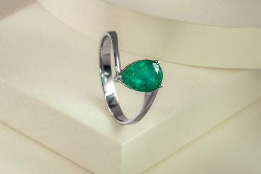 Anillo solitario oro blanco con esmeralda natural - ANB051