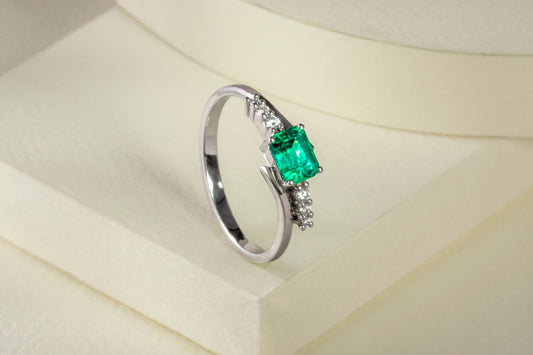 Anillo oro blanco con esmeralda y diamantes naturales - ANB058