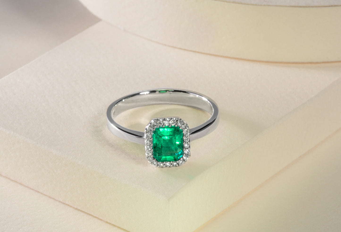 Anillo cluster oro blanco con esmeralda y diamantes naturales - ANB061