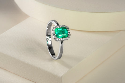 Anillo cluster oro blanco con esmeralda y diamantes naturales - ANB061
