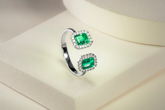 Anillo cluster abierto oro blanco con esmeralda y diamantes naturales - ANB063