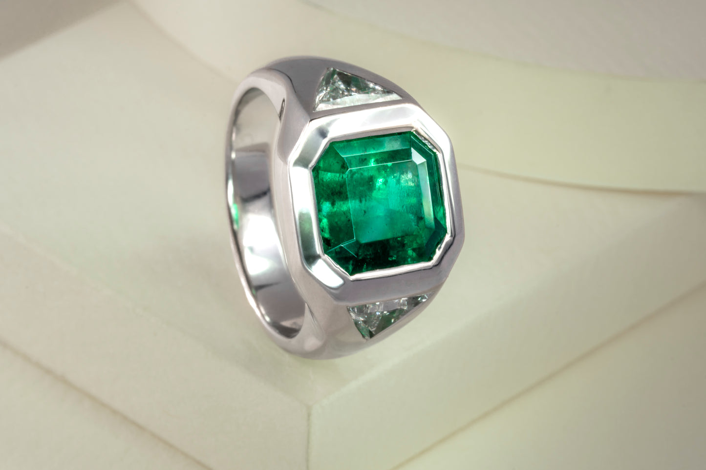 White gold ring with emerald and natural diamonds - ANB066