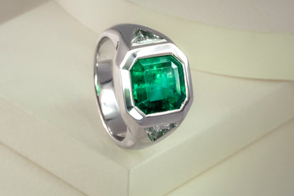 White gold ring with emerald and natural diamonds - ANB066