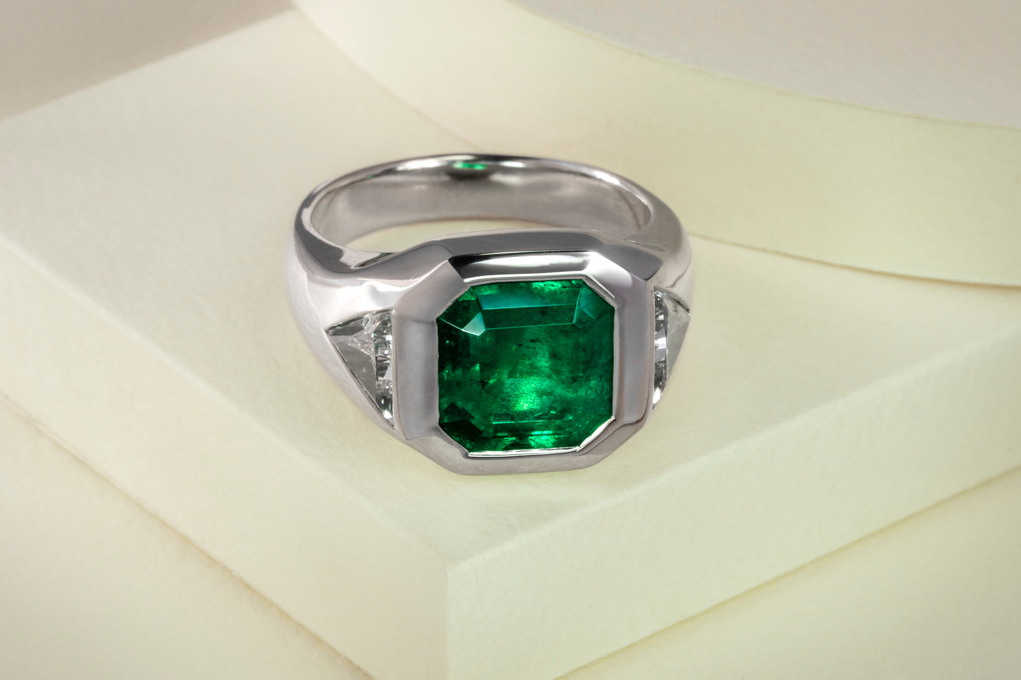 White gold ring with emerald and natural diamonds - ANB066