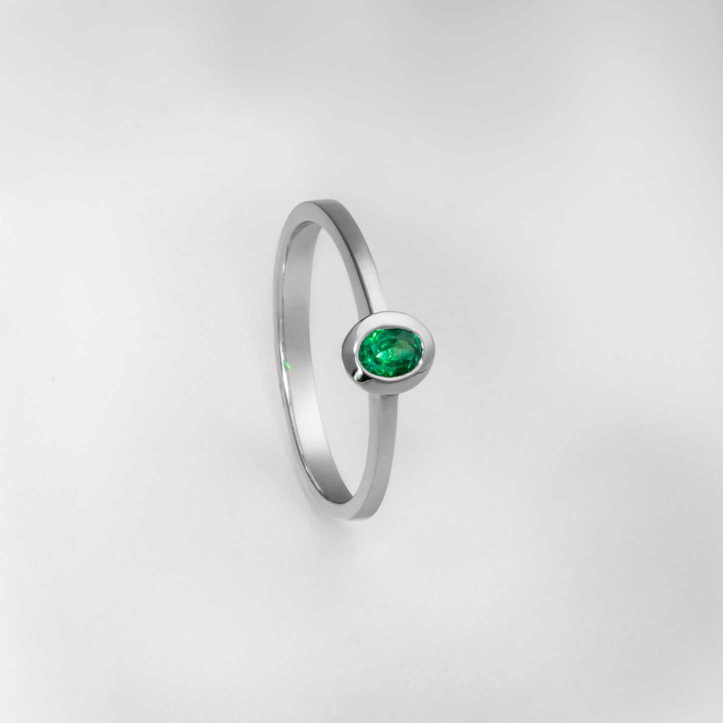Anillo solitario oro blanco con esmeralda natural - ANB071