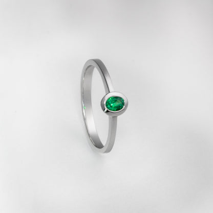 Anillo solitario oro blanco con esmeralda natural - ANB071