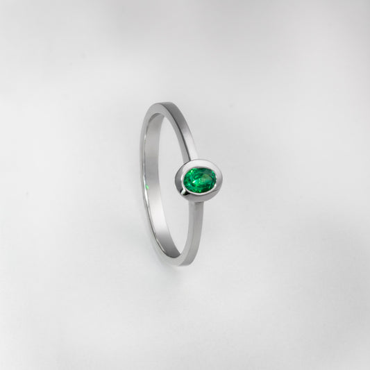 Anillo solitario oro blanco con esmeralda natural - ANB071