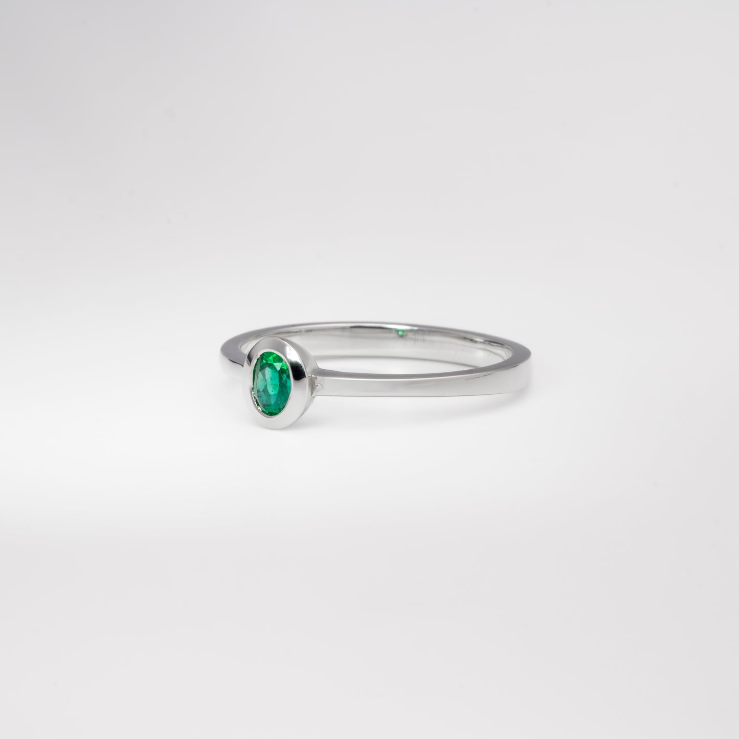 Anillo solitario oro blanco con esmeralda natural - ANB071