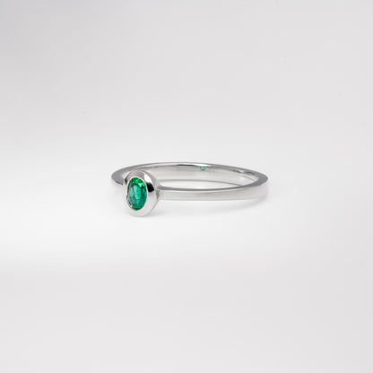 Anillo solitario oro blanco con esmeralda natural - ANB071