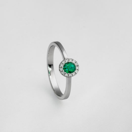 Anillo cluster oro blanco con esmeralda y diamantes naturales - ANB073