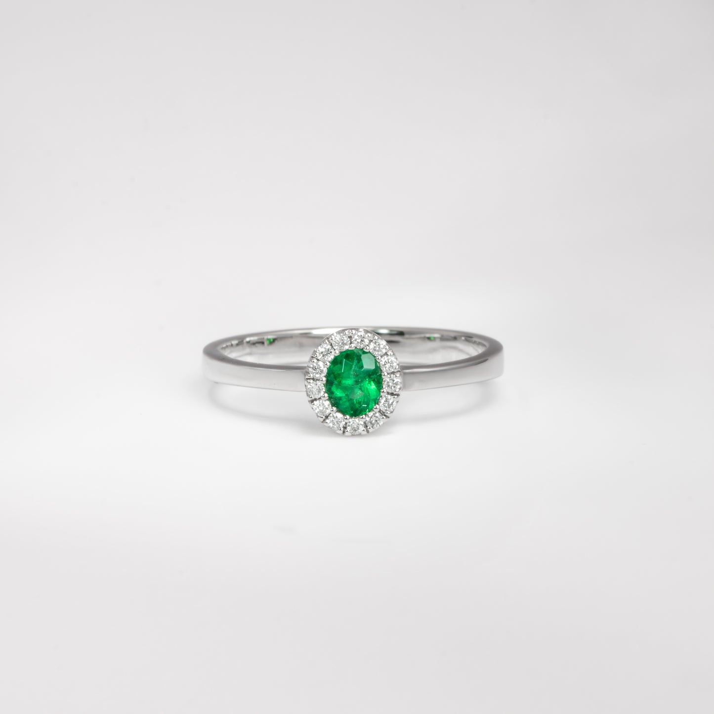 Anillo cluster oro blanco con esmeralda y diamantes naturales - ANB073
