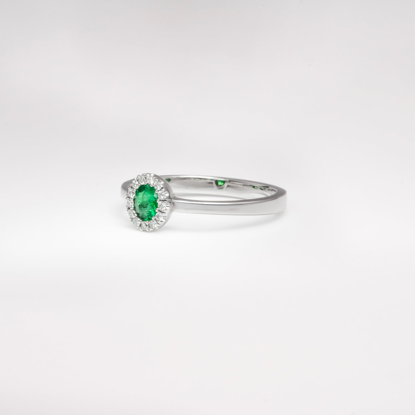 Anillo cluster oro blanco con esmeralda y diamantes naturales - ANB073