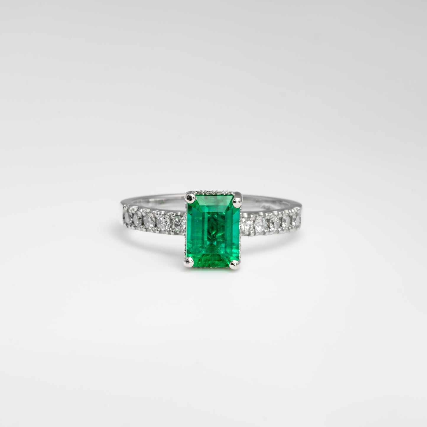 Anillo oro blanco con esmeralda y diamantes naturales - ANB074
