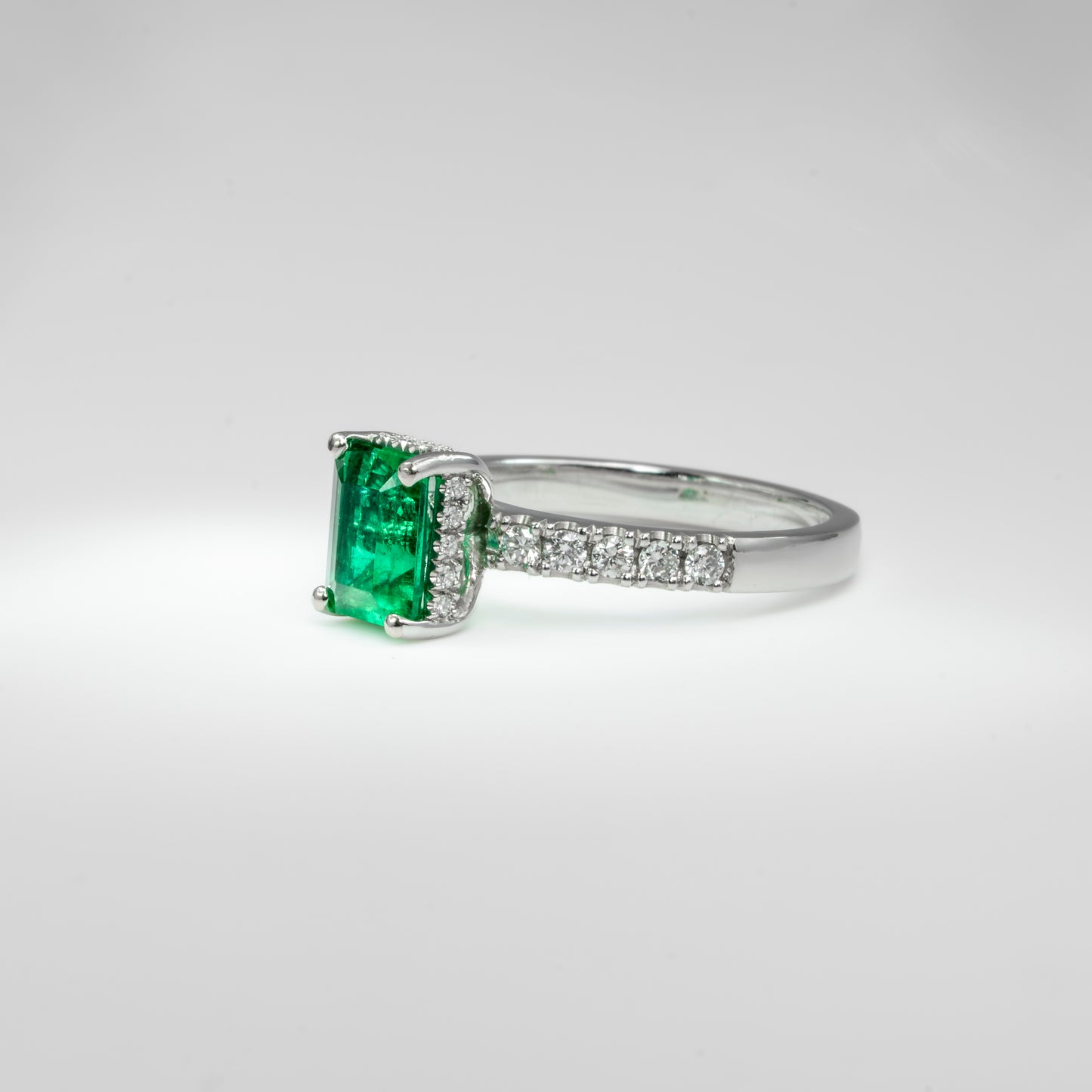 Anillo oro blanco con esmeralda y diamantes naturales - ANB074