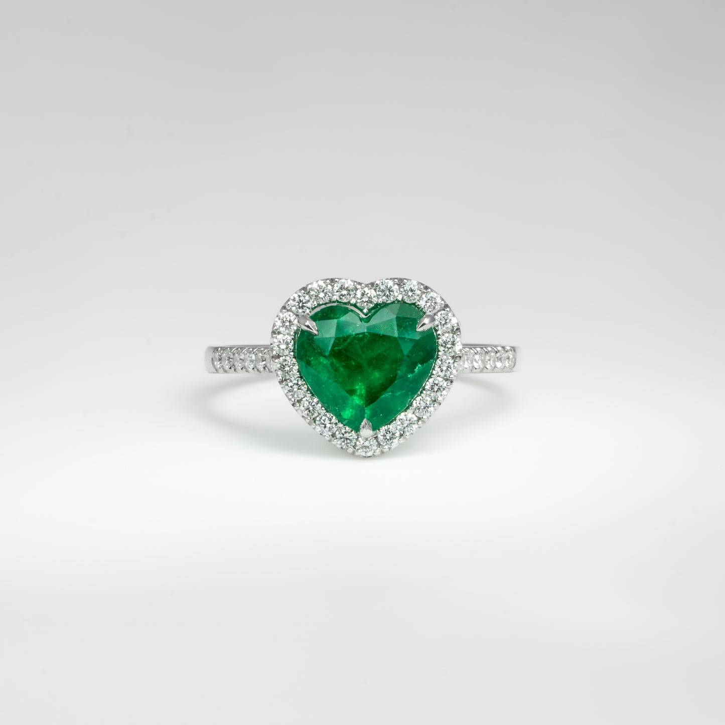 Anillo oro blanco con esmeralda y diamantes naturales - ANB075