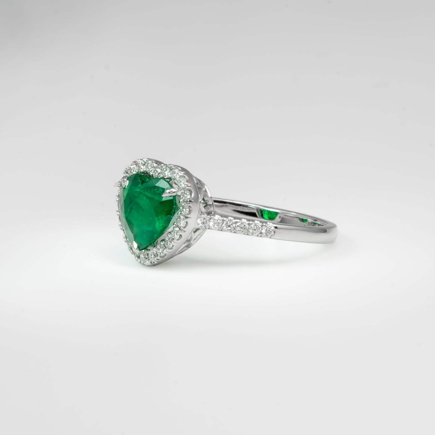 Anillo oro blanco con esmeralda y diamantes naturales - ANB075
