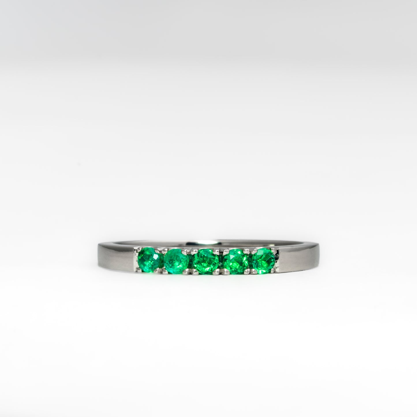 Anillo cintillo oro blanco con esmeralda natural - ANB076