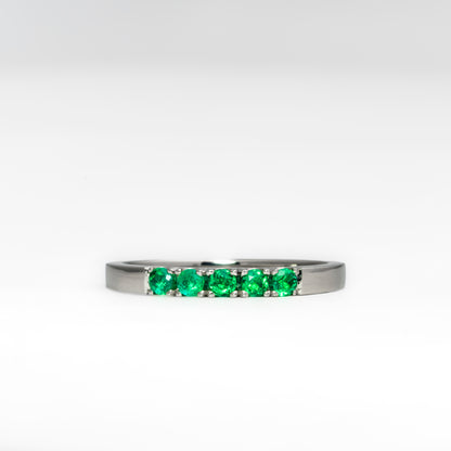 Anillo cintillo oro blanco con esmeralda natural - ANB076