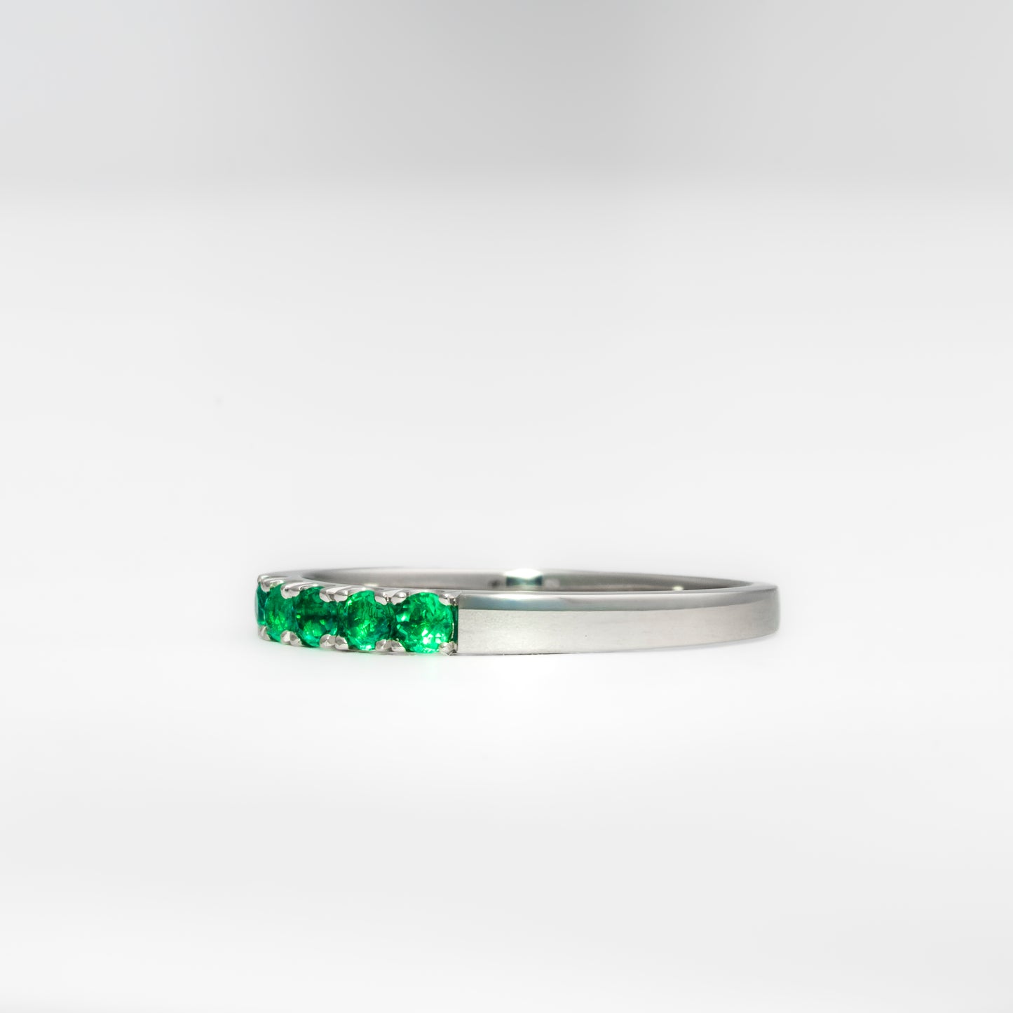 Anillo cintillo oro blanco con esmeralda natural - ANB076