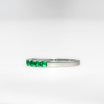 Anillo cintillo oro blanco con esmeralda natural - ANB076