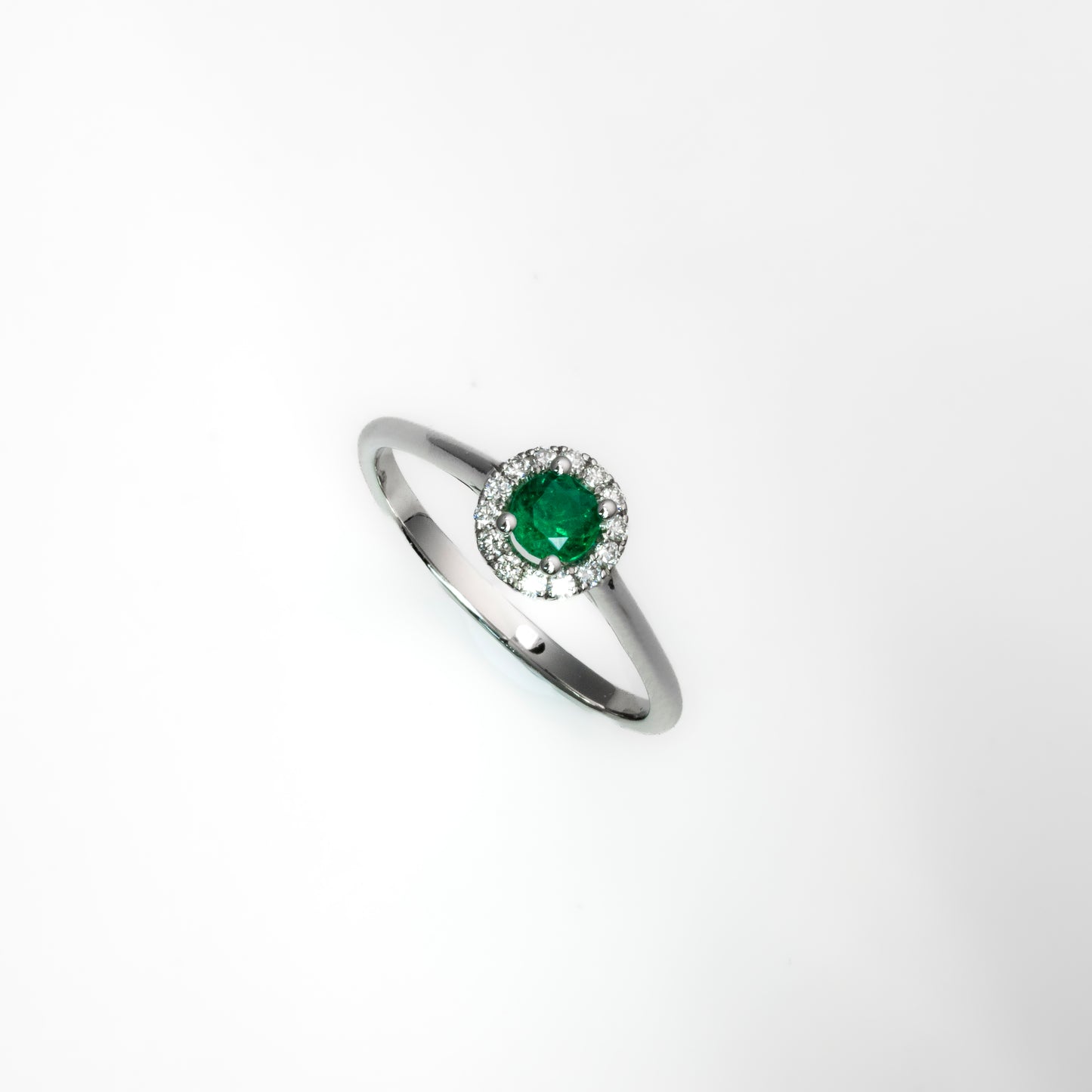Anillo oro blanco con esmeralda natural y halo de diamantes naturales - ANB078