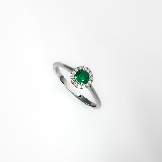 Anillo oro blanco con esmeralda natural y halo de diamantes naturales - ANB078