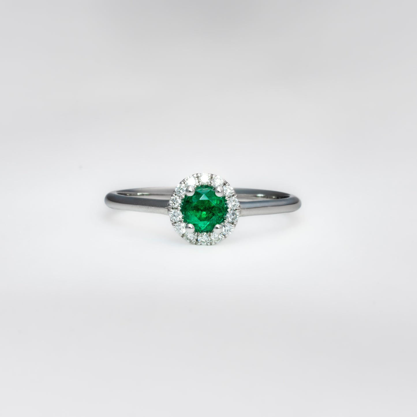 Anillo oro blanco con esmeralda natural y halo de diamantes naturales - ANB078
