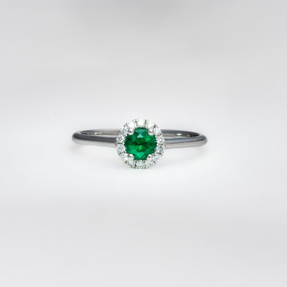Anillo oro blanco con esmeralda natural y halo de diamantes naturales - ANB078