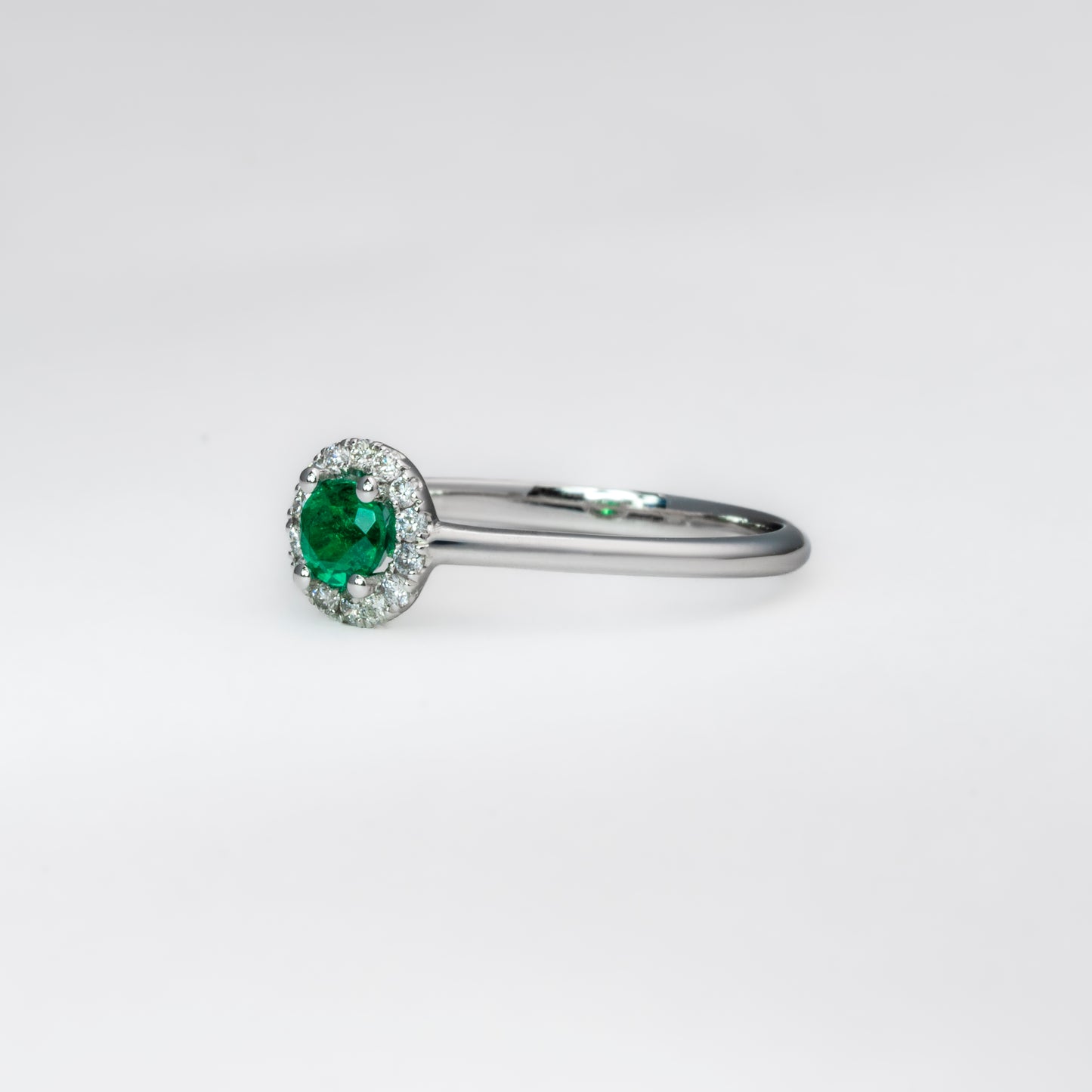 Anillo oro blanco con esmeralda natural y halo de diamantes naturales - ANB078