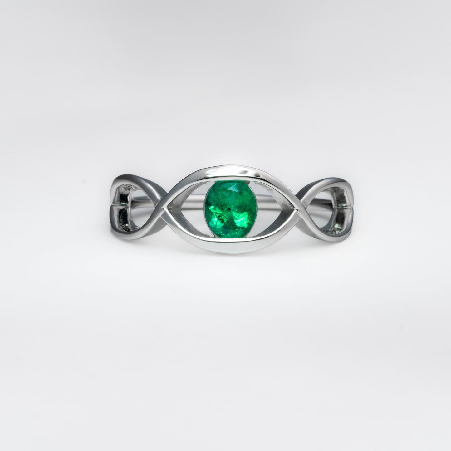 Anillo oro blanco con esmeralda natural - ANB080