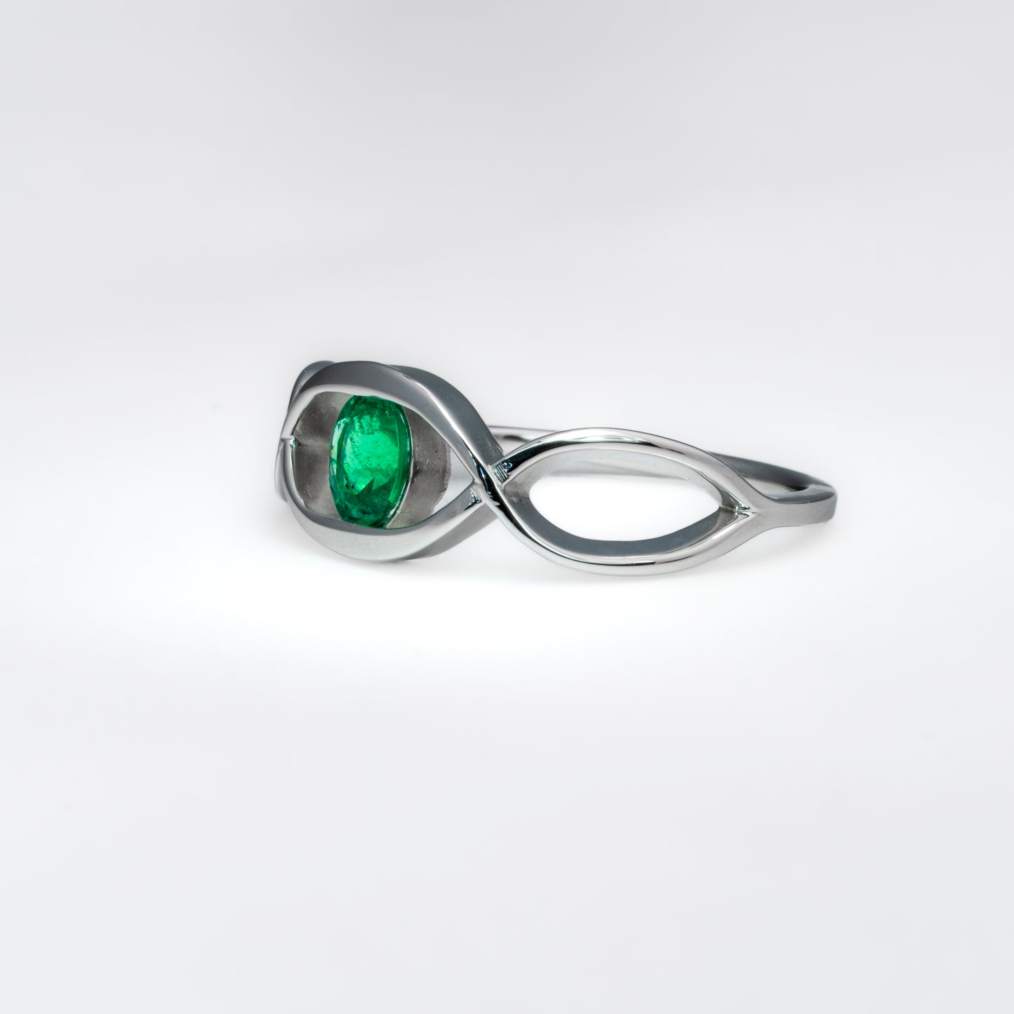 Anillo oro blanco con esmeralda natural - ANB080