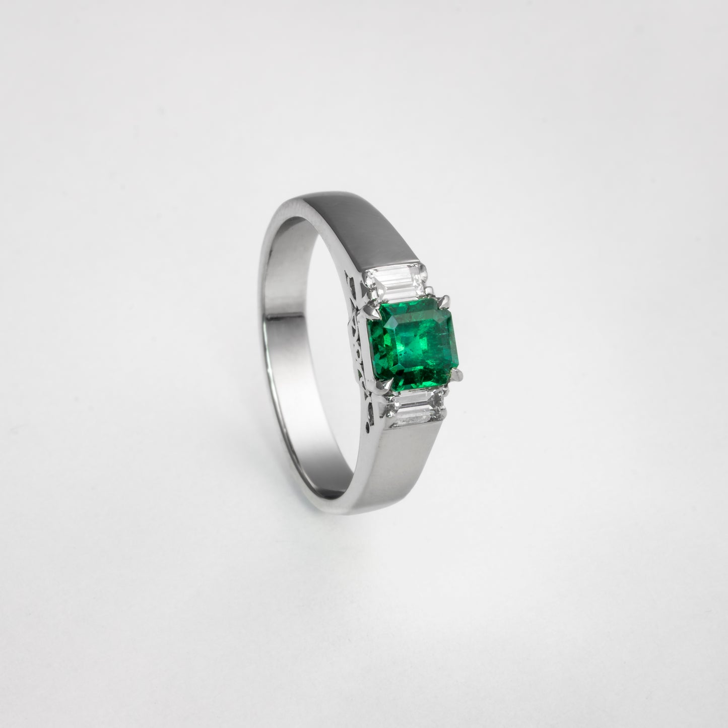 Anillo platino con esmeralda y diamantes naturales - ANPT001