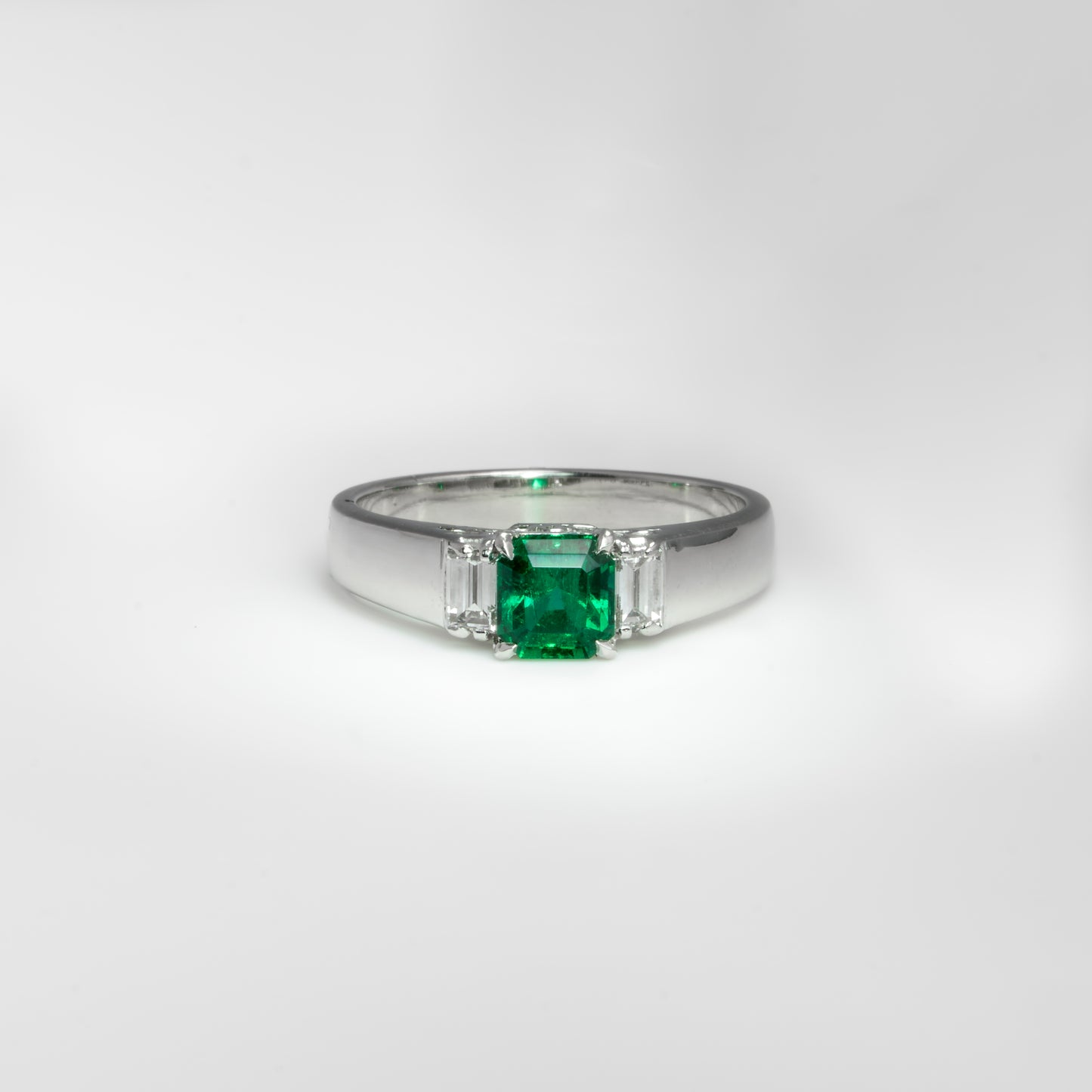 Anillo platino con esmeralda y diamantes naturales - ANPT001